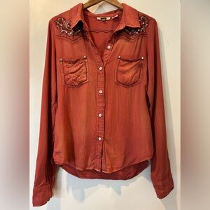 Miss Me gorgeous embellished button up western style blouse size S great shape!